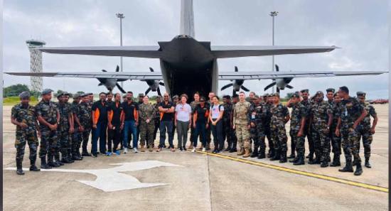 C-130 යානයකින් ආධාර රැගෙන ගිය සහන යාත්‍රා